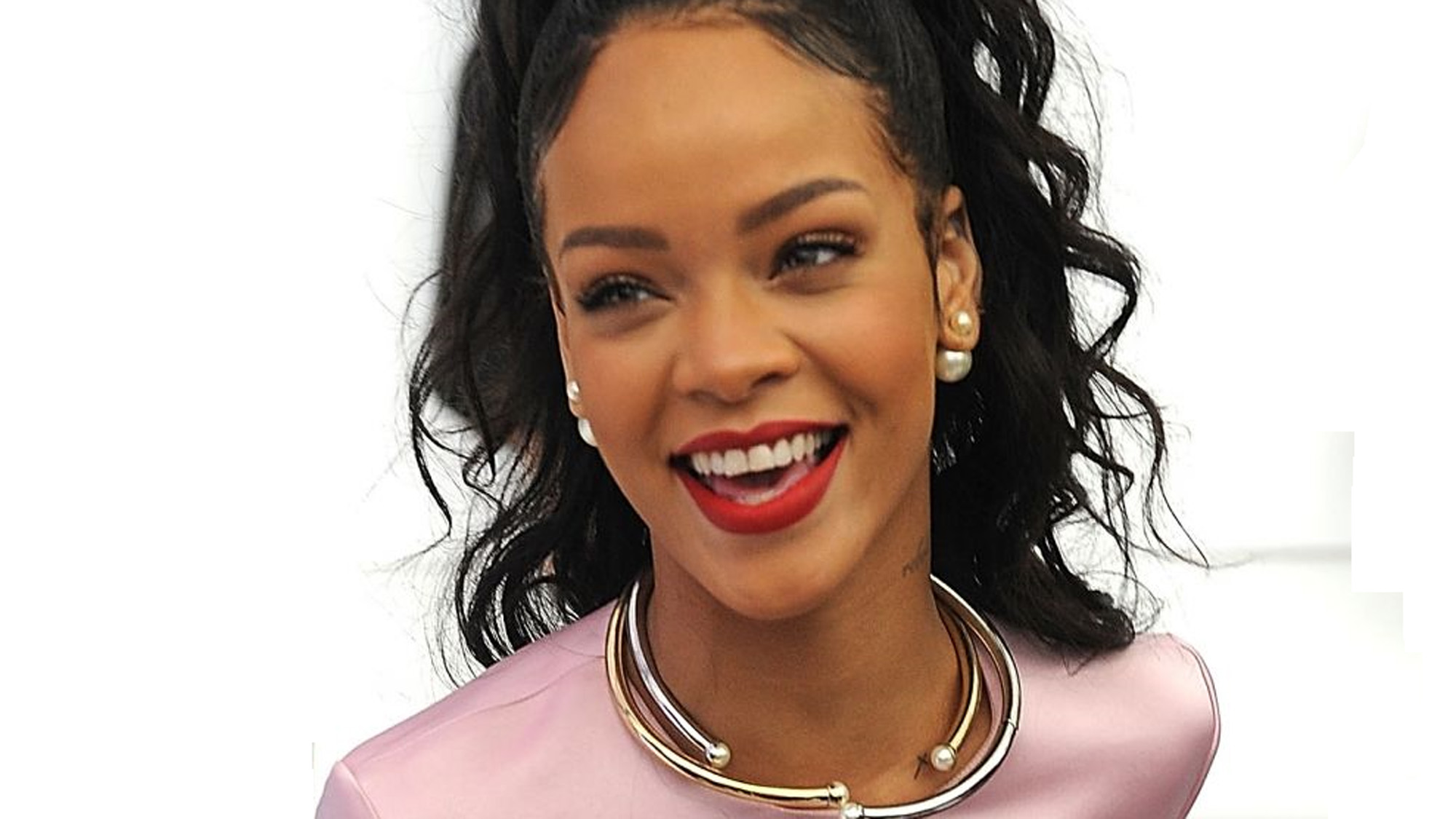 Rihanna desvela el secreto de sus labios en un tutorial