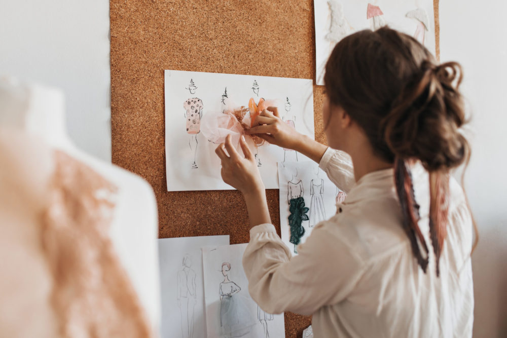 Dale un nuevo uso a tu vestido camisero con este truco de estilista