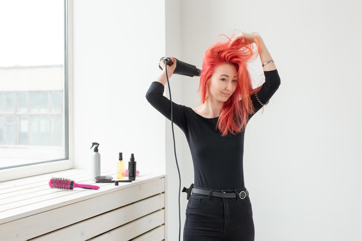 4 formas de cortar las puntas en casa y sanar el pelo sin pesar la peluquería