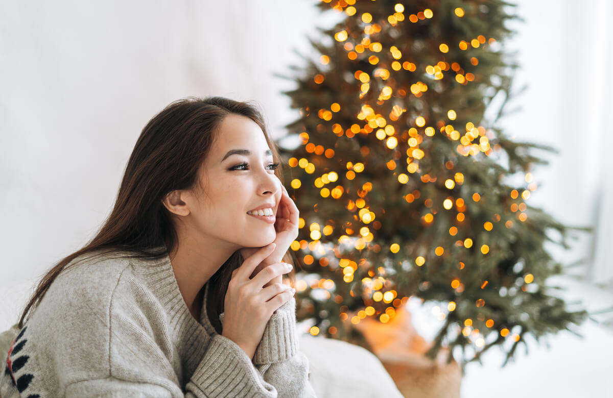 Estar radiante durante las fiestas navideñas es una cuestión de actitud. Una actitud positiva y tenerse en buena estima, puede realzar cualquier tratamiento de belleza. Con este enfoque en mente, exploramos cinco tratamientos de estética para destacar en Navidad. Blanquea tu sonrisa Una sonrisa brillante puede transformar por completo tu apariencia. El blanqueamiento dental es un tratamiento de estética que puede hacer maravillas para iluminar tu sonrisa y hacerte sentir mejor contigo misma. Eliminar las manchas y el oscurecimiento dental puede devolverle a tus dientes su blancura natural, generando una impresión de frescura y vitalidad. ¡Sonreír tiene infinidad de beneficios, sácales partido a todos ellos! Facial Glow: Tratamientos faciales para una piel resplandeciente Exfoliaciones, mascarillas rejuvenecedoras y tratamientos de hidratación profunda pueden revitalizar tu cutis, brindando un brillo natural que resalta tu belleza en estas fiestas. Además, este año es tendencia el efecto 'glow', por lo que encontrarás un sin fin de tratamientos faciales que te ayudarán a dar brillo e hidratación a tu rostro. Lifting de pestañas, para miradas que lo dicen todo Los ojos son una ventana del alma, y un lifting de pestañas puede realzar su atractivo. Este tratamiento proporciona un efecto de pestañas más largas y curvadas, abriendo tus ojos y creando una mirada expresiva y cautivadora. Todo el mundo se quedará impresionado con la longitud y espesor de tus pestañas, especialmente si el resultado es natural y acorde a tus rasgos. Una manicura Festiva No subestimes el poder de unas uñas bien cuidadas. Una manicura festiva con esmaltes brillantes, diseños elegantes o incluso detalles navideños, puede ser el mejor complemento para tus looks más especiales. Tratamientos capilares para una melena deslumbrante El cuidado capilar es clave para un look completo y pulido. Un corte de pelo favorecedor y tratamientos de brillo pueden hacer que tu cabello destaque, aportando un toque adicional de elegancia a tu imagen navideña. Combina tu mejor actitud con estos tratamientos de estética para lucir la mejor versión de ti misma estas Navidades.