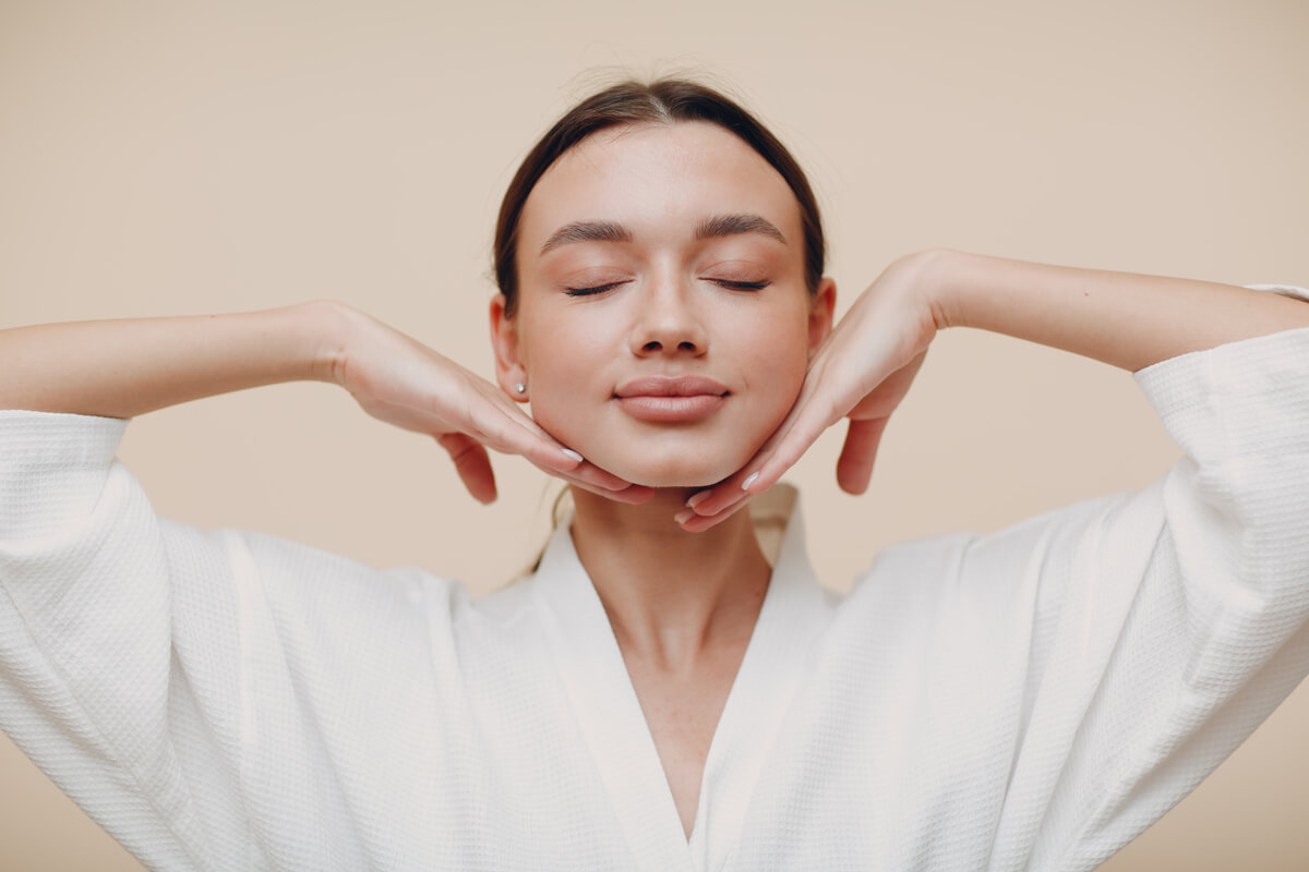 Te contamos qué es el yoga facial y cómo funciona para tonificar el rostro