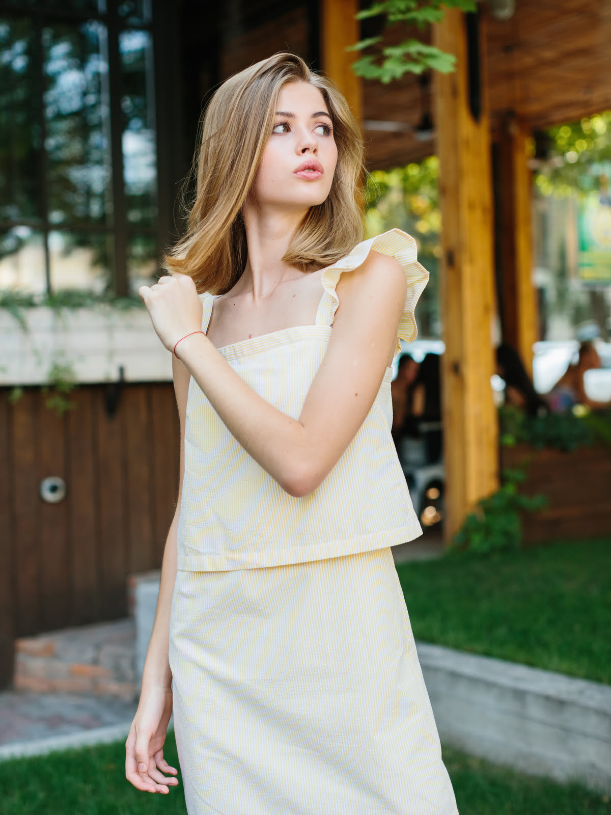 Cómo combinar el amarillo mantequilla, el color tendencia