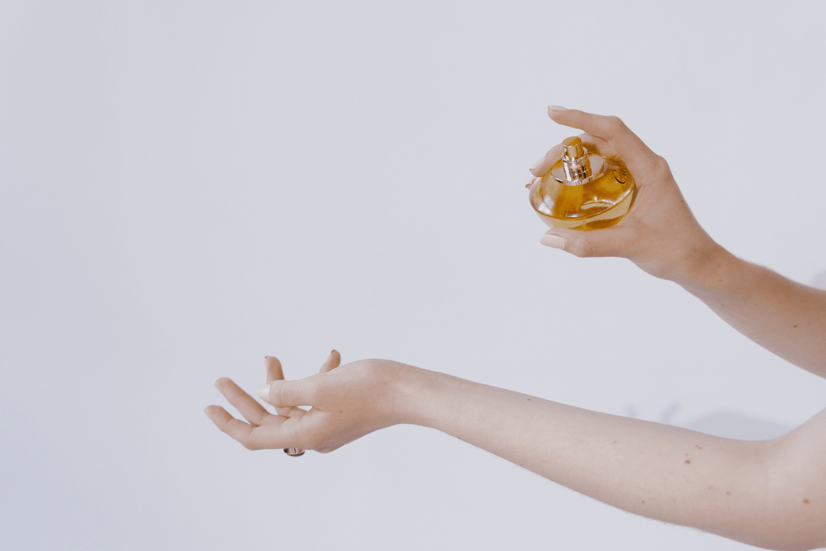 ¿Los perfumes hacen que salgan manchas