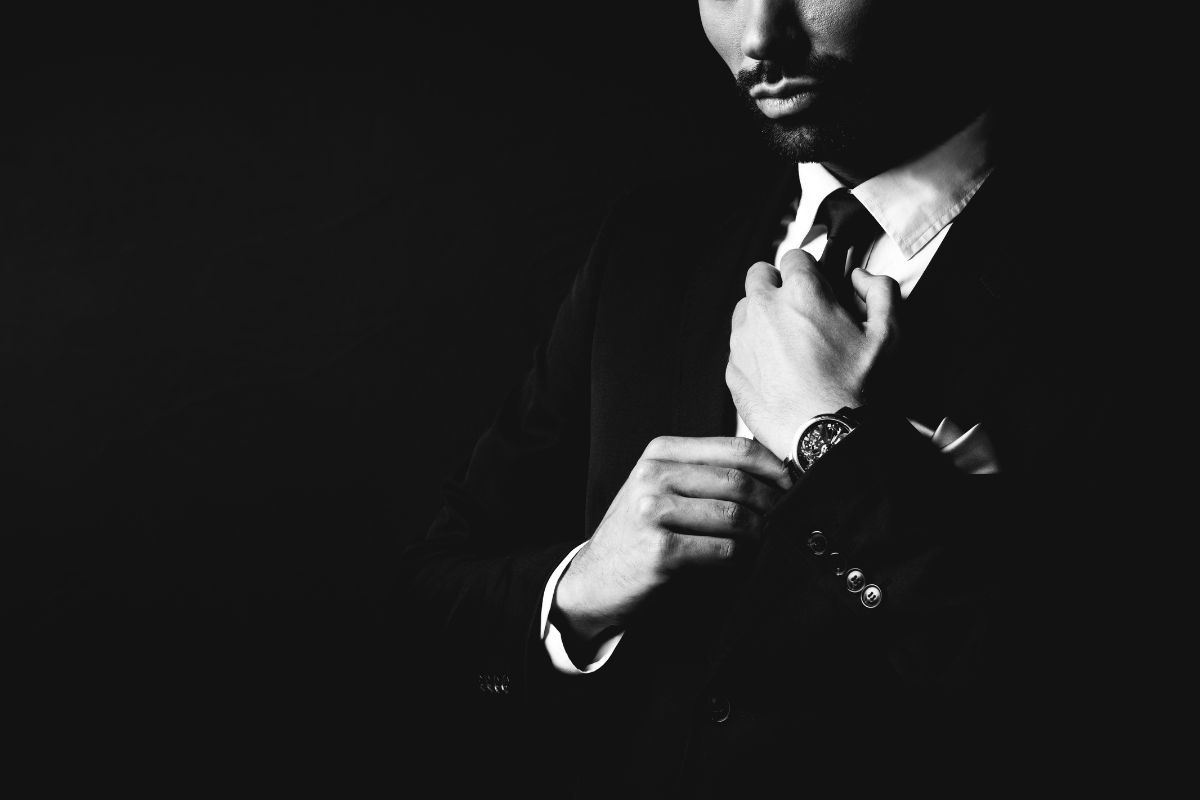 Elegancia atemporal: cuándo y cómo usar una corbata negra