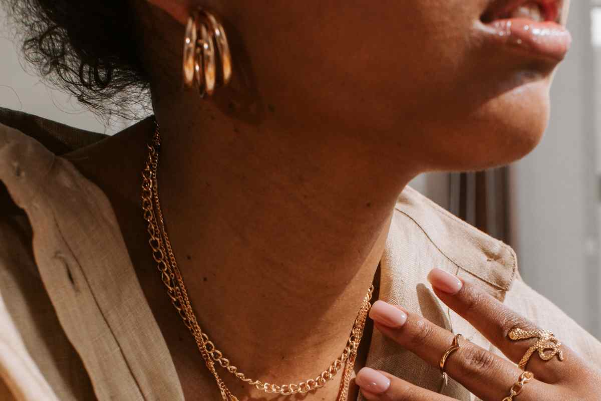 ¿Oro o plata? Descubre qué tipo de joyas te favorecen más