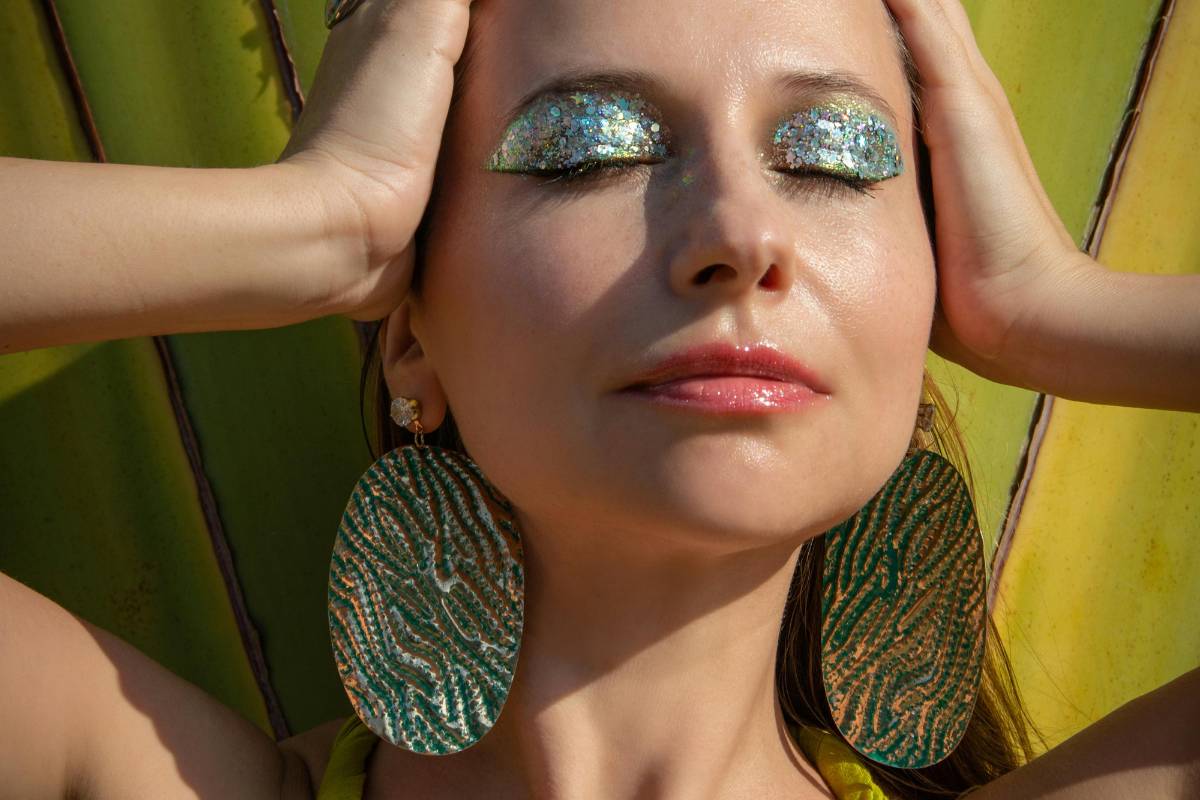 Cómo fijar el eyeliner y la sombra de ojos en párpados grasos