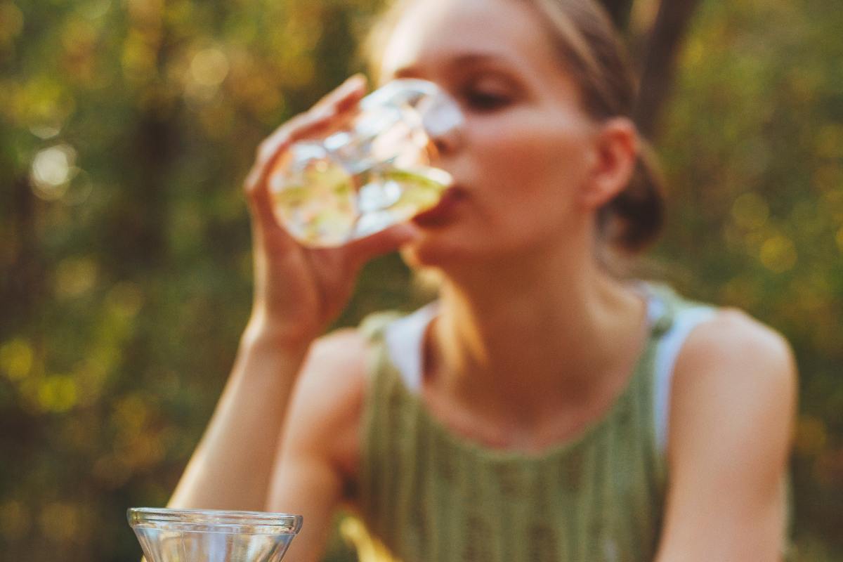 ¿Beber agua adelgaza? Mitos y verdades