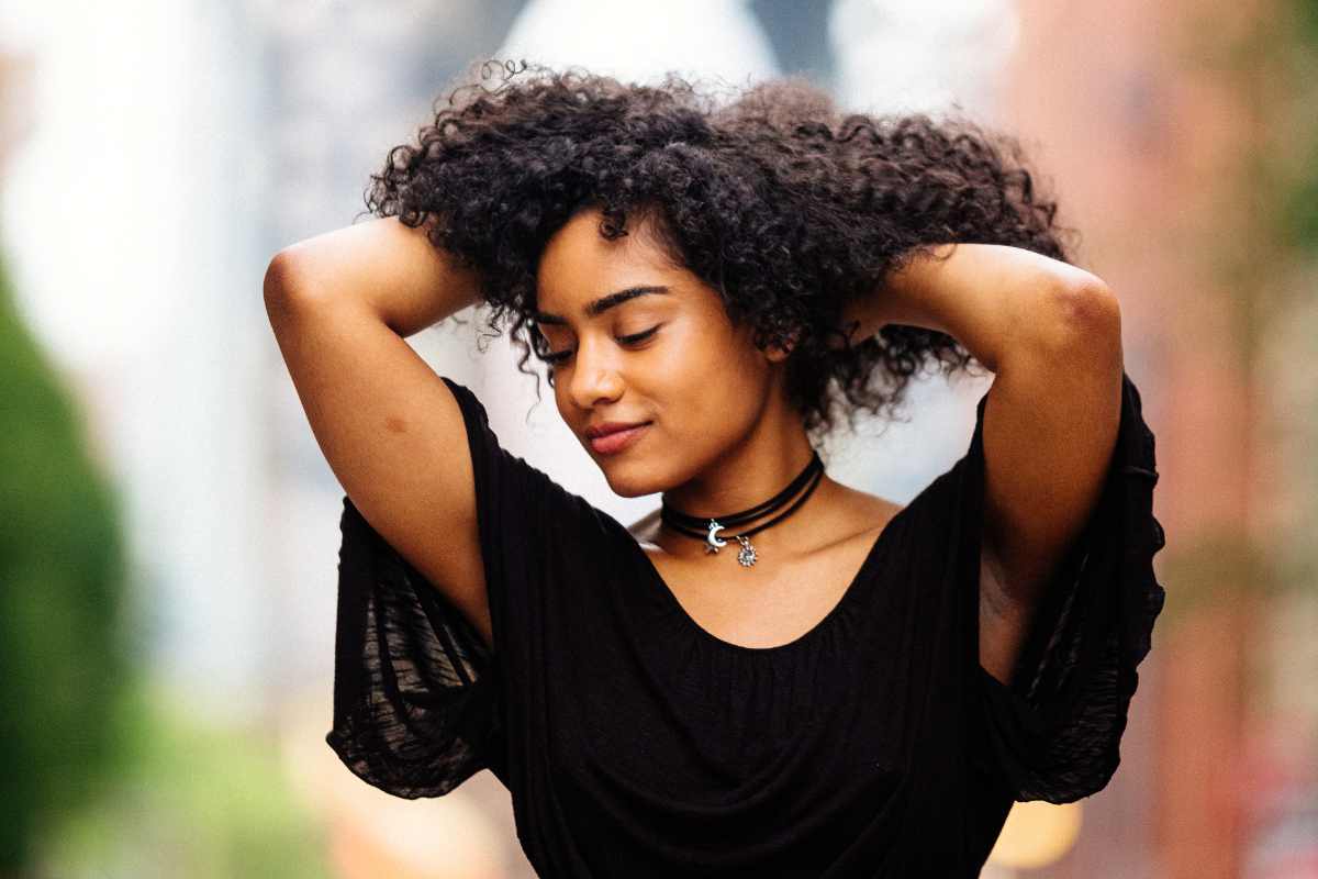 Camuflar las canas sin tinte: los mejores tips y productos para disimularlas al instante