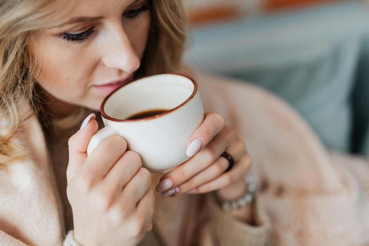 ¿Es malo beber café nada más levantarse?