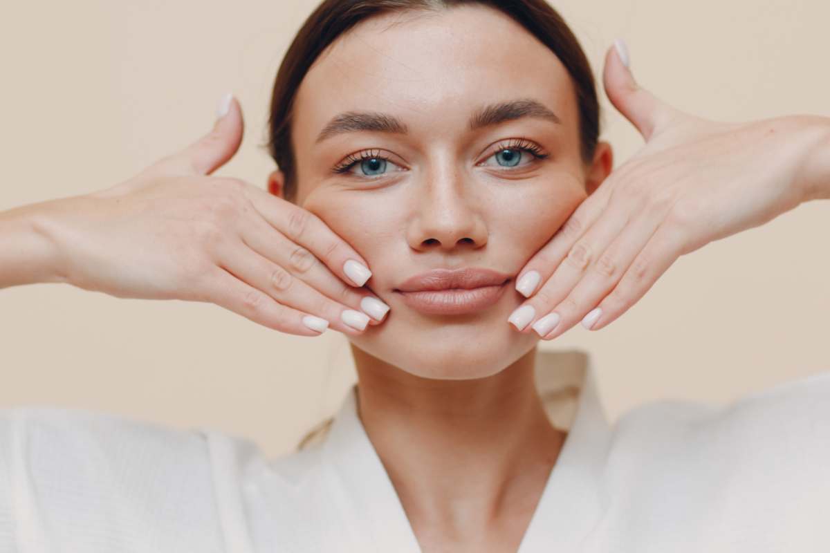 5 ejercicios faciales para tonificar y retrasar las arrugas de expresión