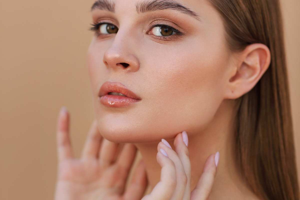 Estos son los secretos de los maquilladores para fijar la base de maquillaje y dejar la piel jugosa (incluso si tienes la piel seca)