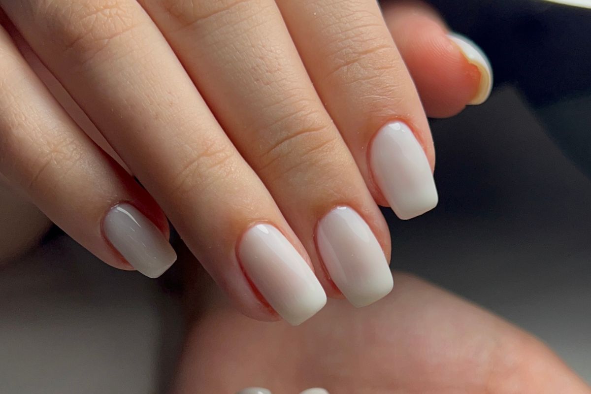 El color del año 2026 elegido por Pantone es también el color perfecto para tus uñas esta Navidad y te contamos por qué