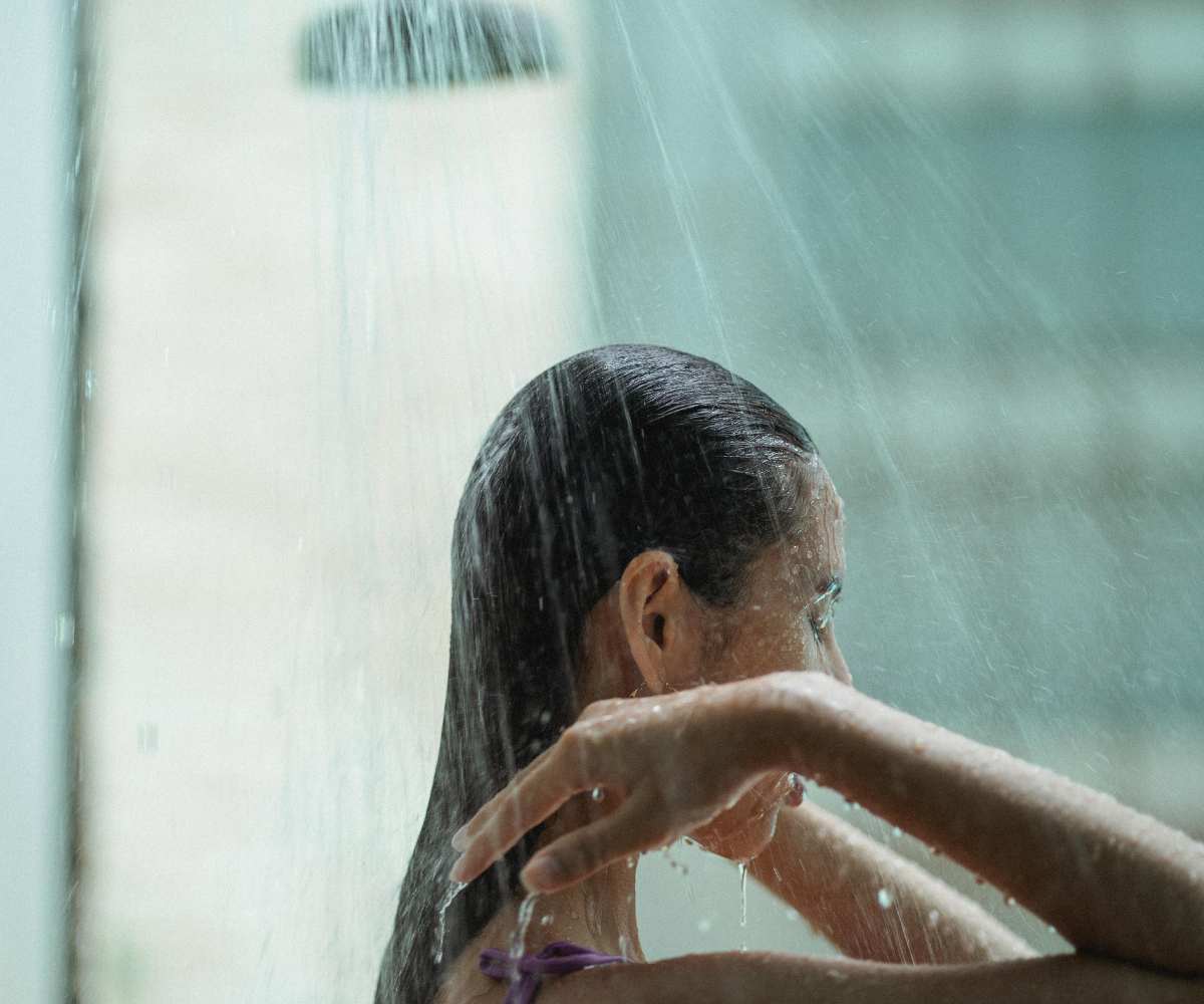 Cambios en la rutina de ducha que recomiendan los dermatólogos a partir de los 50