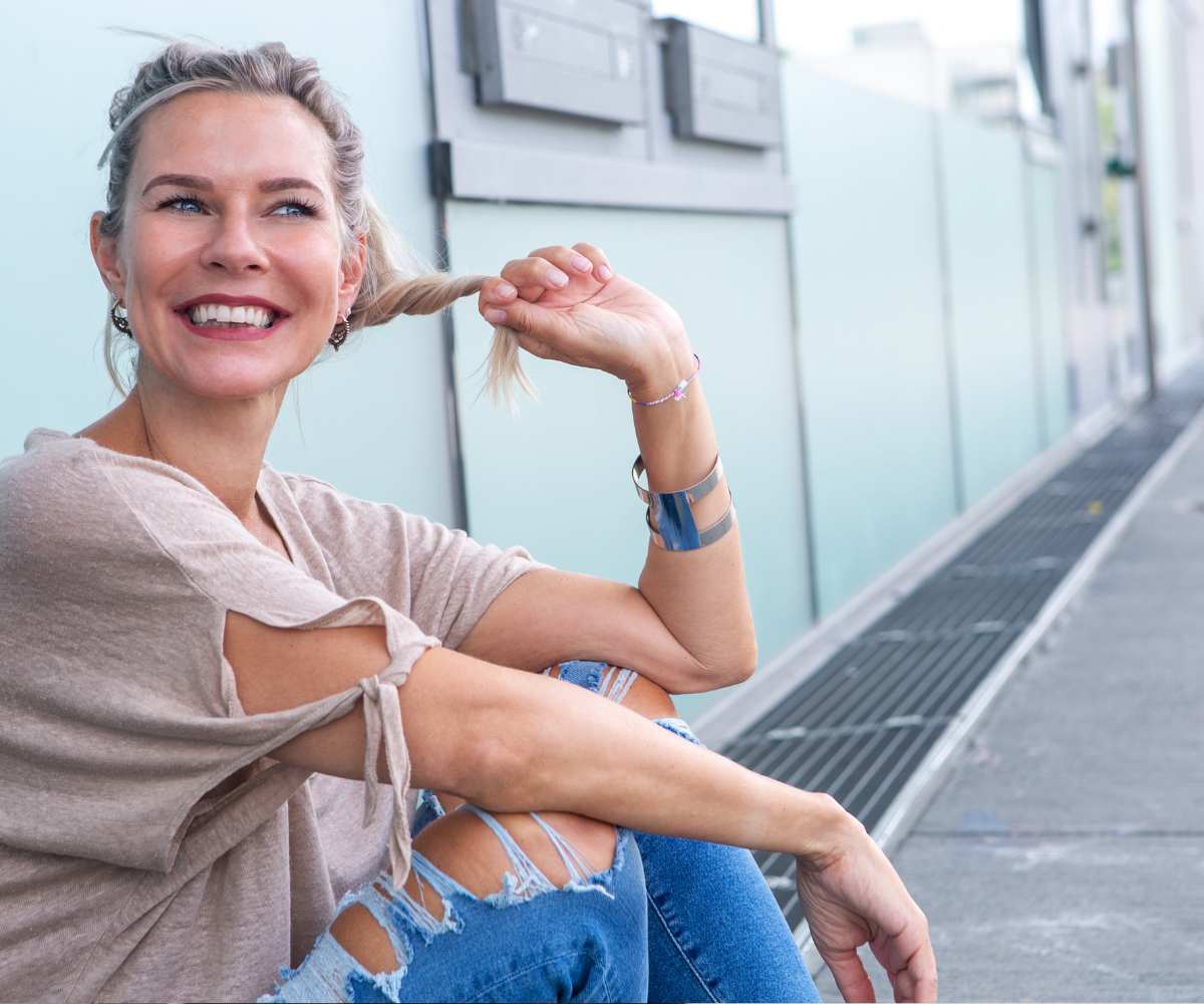 Pelo fino y sin vida tras los 50: Los mejores trucos para recuperar el volumen en la menopausia